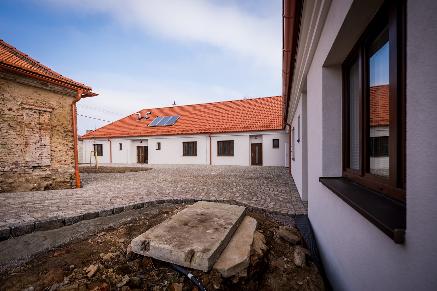 Myslibořická farnost dokončila na místě stržené fary sociální byty